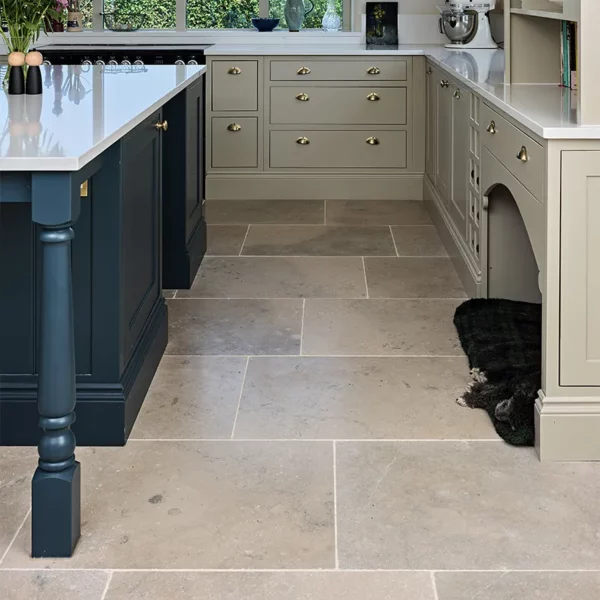 Beżowe rustykalne płytki kamienne wapienne do kuchni, łazienki, salonu, na schody, na parapety, na kominki, na zewnątrz, na elewacje. Kamień od producenta, Hurtownia Kamienia, #wapień #trawertyn #Kalksteinfliesen #KalkakmenioPlytelės #VápencovéDlaždice #KaļķakmensFlīzes #PaekiviPlaadid #retro #vintage #antyk #zabytek #limestone