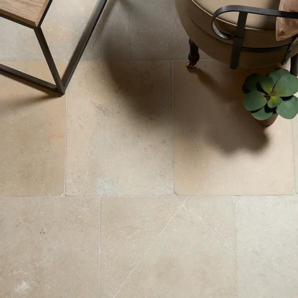 Beżowe rustykalne płytki kamienne wapienne do kuchni, łazienki, salonu, na schody, na parapety, na kominki, na zewnątrz, na elewacje. Kamień od producenta, Hurtownia Kamienia, #wapień #trawertyn #Kalksteinfliesen #KalkakmenioPlytelės #VápencovéDlaždice #KaļķakmensFlīzes #PaekiviPlaadid #retro #vintage #antyk #zabytek #limestone