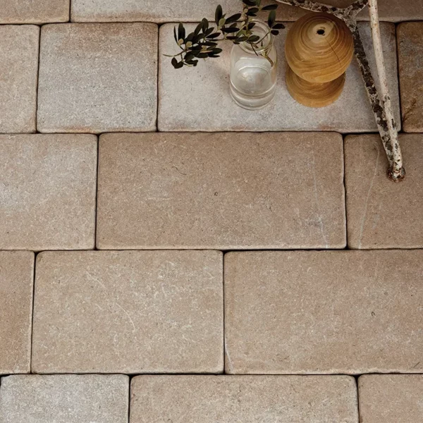 Kamienne płytki wapienne cegly kostki w odcieniach beżu do kuchni, łazienki, salonu, na schody, na parapety, na kominki, na zewnątrz, na elewacje. Kamień od producenta, Hurtownia Kamienia, #wapień #trawertyn #Kalksteinfliesen #KalkakmenioPlytelės #VápencovéDlaždice #KaļķakmensFlīzes #PaekiviPlaadid #retro #vintage #antyk #zabytek #limestone