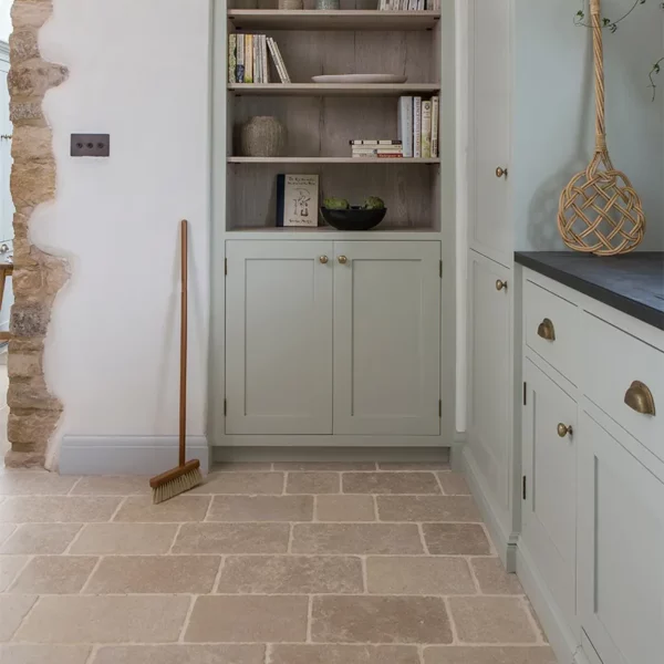 Kamienne płytki wapienne cegly kostki w odcieniach beżu do kuchni, łazienki, salonu, na schody, na parapety, na kominki, na zewnątrz, na elewacje. Kamień od producenta, Hurtownia Kamienia, #wapień #trawertyn #Kalksteinfliesen #KalkakmenioPlytelės #VápencovéDlaždice #KaļķakmensFlīzes #PaekiviPlaadid #retro #vintage #antyk #zabytek #limestone