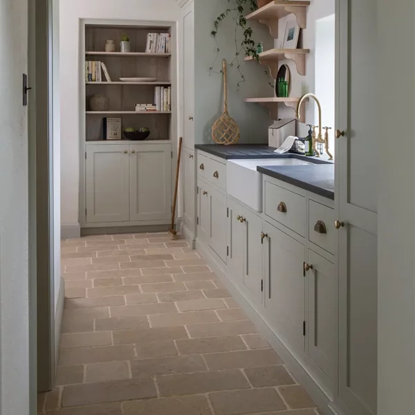 Kamienne płytki wapienne cegly kostki w odcieniach beżu do kuchni, łazienki, salonu, na schody, na parapety, na kominki, na zewnątrz, na elewacje. Kamień od producenta, Hurtownia Kamienia, #wapień #trawertyn #Kalksteinfliesen #KalkakmenioPlytelės #VápencovéDlaždice #KaļķakmensFlīzes #PaekiviPlaadid #retro #vintage #antyk #zabytek #limestone