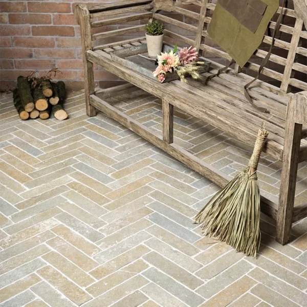 Kamienny parkiet jodełka Płytki wapienne kamienne beżowe rustykalne postarzane antypoślizgowe antykowane Limestone kalksteinfliese naturstein antik naturstein vápencovádlažba Hurtownia Kamienia Mia Urbo Stone Rother