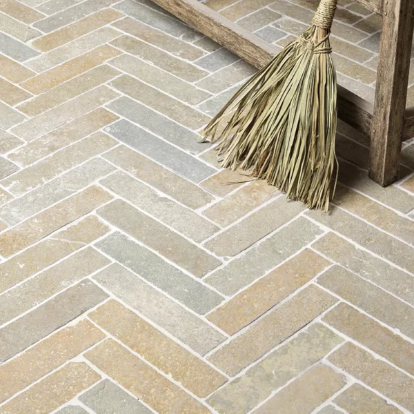 Kamienny parkiet jodełka Płytki wapienne kamienne beżowe rustykalne postarzane antypoślizgowe antykowane Limestone kalksteinfliese naturstein antik naturstein vápencovádlažba Hurtownia Kamienia Mia Urbo Stone Rother