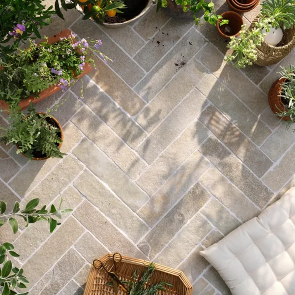 Kamienny parkiet jodełka Płytki wapienne kamienne beżowe rustykalne postarzane antypoślizgowe antykowane Limestone kalksteinfliese naturstein antik naturstein vápencovádlažba Hurtownia Kamienia Mia Urbo Stone Rother