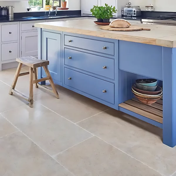 Płytki wapienne kamienne beżowe rustykalne postarzane antykowane Limestone kalksteinfliese naturstein antik naturstein vápencovádlažba Hurtownia Kamienia Mia Urbo Stone Burwell kuchnia otwarta do zabudowy w stylu angielskim