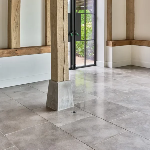 Płytki wapienne marmurowe szare matowe rustykalne postarzane antykowane Limestone kalksteinfliese naturstein antik naturstein vápencovádlažba Hurtownia Kamienia Schody Parapety Blaty Kamienne Mia Urbo Stone Arun