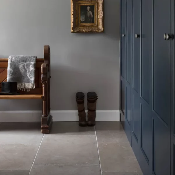 Płytki wapienne marmurowe szare matowe rustykalne postarzane antykowane Limestone kalksteinfliese naturstein antik naturstein vápencovádlažba Hurtownia Kamienia Schody Parapety Blaty Kamienne Mia Urbo Stone Arun