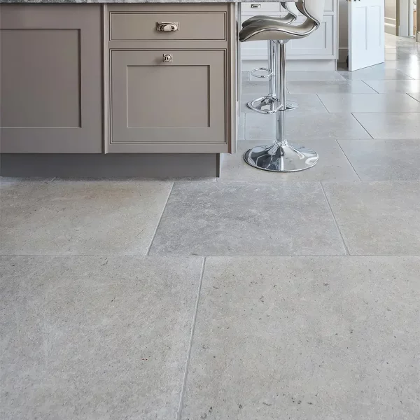 Płytki kamienne szare wapienne matowe postarzane antykowane klasyczne rustykalne do kuchni łazienki salonu holu restauracji hotelu Limestone kalksteinfliese naturstein antik naturstein vápencovádlažba Purbeck Mia Urbo Stone Hurtownia Kamienia Warszawa Lodz Gdansk Krakow Wrocław Katowice Szczecin