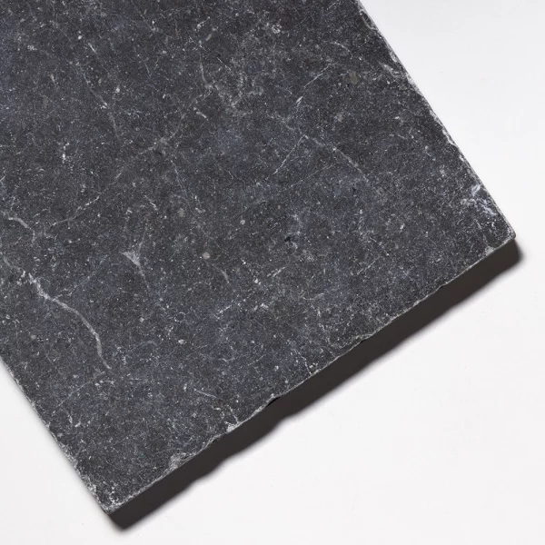 Royal Black - delikatnie antykowana czarna plytka marmurowa 2 tumbled marble tiles antik marmor steinfliesen