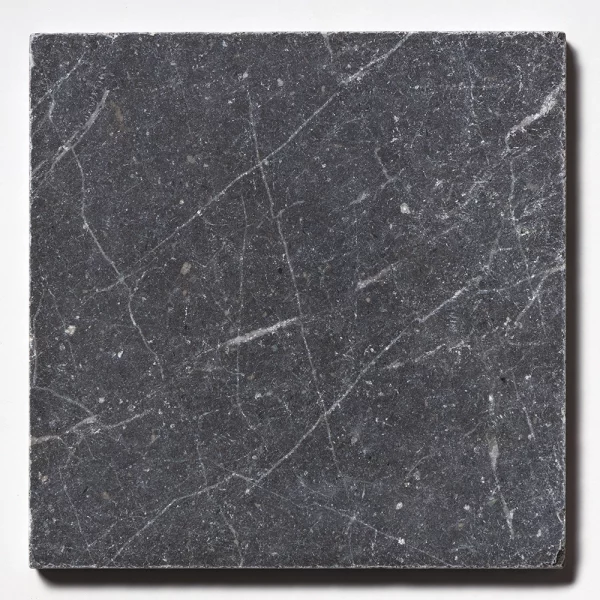 Royal Black - delikatnie antykowana czarna plytka marmurowa 2 tumbled marble tiles antik marmor steinfliesen