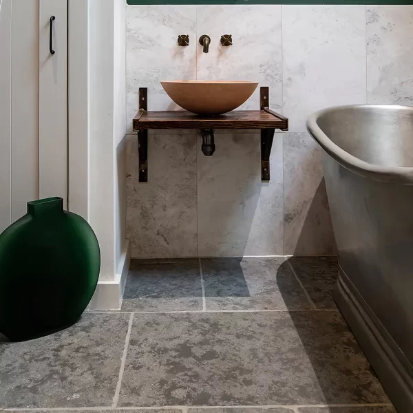 Rustykalne Płytki kamienne ciemnoszare szare wapienne matowe postarzane antykowane na zewnatrz na taras do ogrodu Limestone kalksteinfliese naturstein antik naturstein vápencovádlažba EMMET