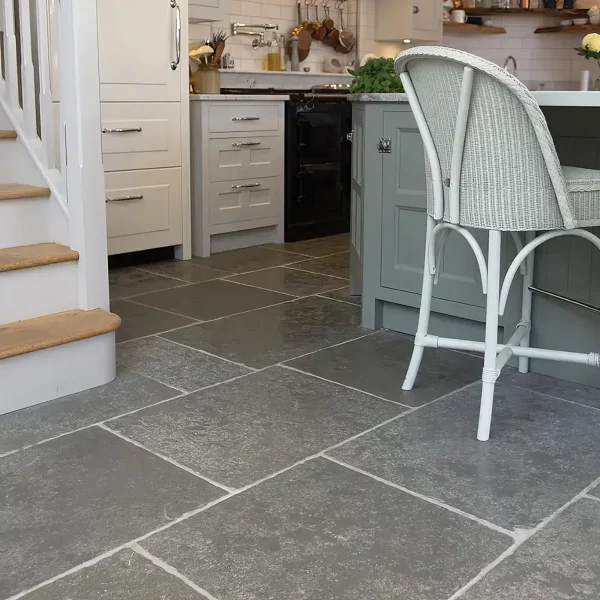 Rustykalne Płytki kamienne ciemnoszare szare wapienne matowe postarzane antykowane na zewnatrz na taras do ogrodu Limestone kalksteinfliese naturstein antik naturstein vápencovádlažba EMMET