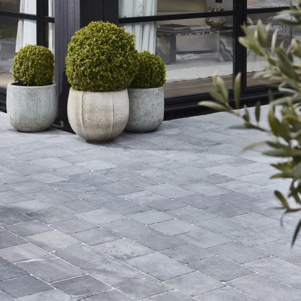 Ciemne niebieskie rustykalne płytki do wnętrz klasycznych, LOFT, Japandi, Boho, Nowoczesnych, eleganckich do kuchni, łazienki, salonu, na schody, na parapety, na kominki, na zewnątrz, na elewacje. Kamień od producenta, Hurtownia Kamienia, #wapień #trawertyn #Kalksteinfliesen #Antik #KalkakmenioPlytelės #VápencovéDlaždice #KaļķakmensFlīzes #PaekiviPlaadid #retro #vintage #antyk #zabytek #limestone