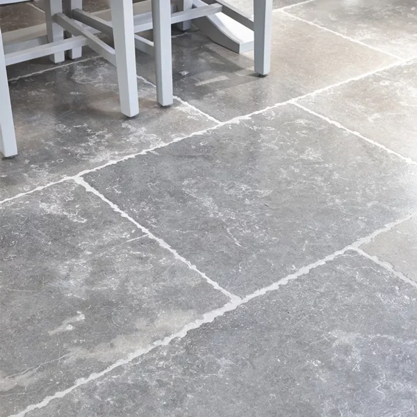 Ciemnoszare, grafitowe rustykalne płytki do wnętrz klasycznych, LOFT, Japandi, Boho, Nowoczesnych, eleganckich do kuchni, łazienki, salonu, na schody, na parapety, na kominki, na zewnątrz, na elewacje. Kamień od producenta, Hurtownia Kamienia, #wapień #trawertyn #Kalksteinfliesen #Antik #KalkakmenioPlytelės #VápencovéDlaždice #KaļķakmensFlīzes #PaekiviPlaadid #retro #vintage #antyk #zabytek #limestone