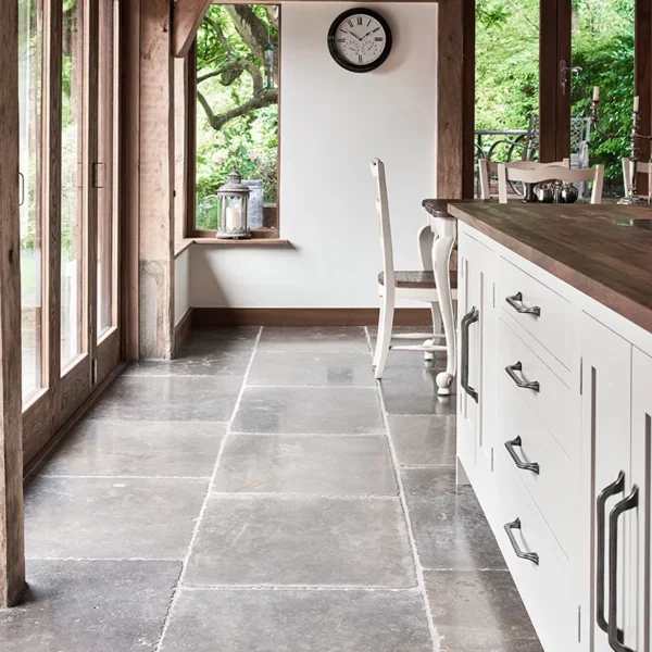 Ciemnoszare, grafitowe rustykalne płytki do wnętrz klasycznych, LOFT, Japandi, Boho, Nowoczesnych, eleganckich do kuchni, łazienki, salonu, na schody, na parapety, na kominki, na zewnątrz, na elewacje. Kamień od producenta, Hurtownia Kamienia, #wapień #trawertyn #Kalksteinfliesen #Antik #KalkakmenioPlytelės #VápencovéDlaždice #KaļķakmensFlīzes #PaekiviPlaadid #retro #vintage #antyk #zabytek #limestone