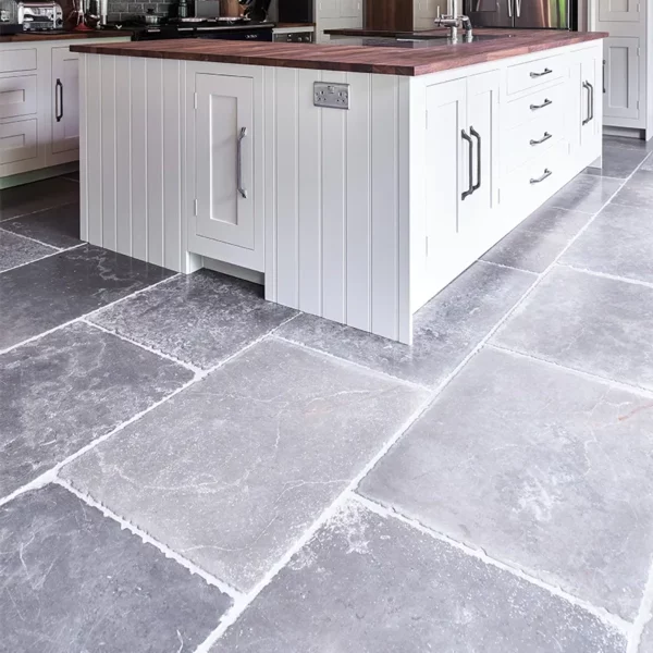 Ciemnoszare, grafitowe rustykalne płytki do wnętrz klasycznych, LOFT, Japandi, Boho, Nowoczesnych, eleganckich do kuchni, łazienki, salonu, na schody, na parapety, na kominki, na zewnątrz, na elewacje. Kamień od producenta, Hurtownia Kamienia, #wapień #trawertyn #Kalksteinfliesen #Antik #KalkakmenioPlytelės #VápencovéDlaždice #KaļķakmensFlīzes #PaekiviPlaadid #retro #vintage #antyk #zabytek #limestone