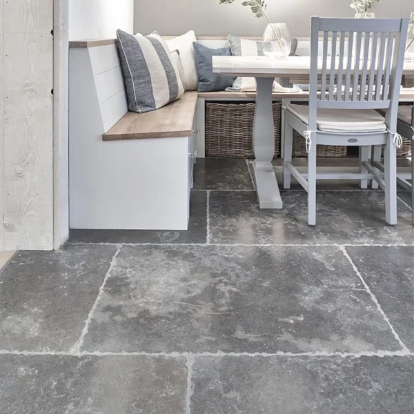 Ciemnoszare, grafitowe rustykalne płytki do wnętrz klasycznych, LOFT, Japandi, Boho, Nowoczesnych, eleganckich do kuchni, łazienki, salonu, na schody, na parapety, na kominki, na zewnątrz, na elewacje. Kamień od producenta, Hurtownia Kamienia, #wapień #trawertyn #Kalksteinfliesen #Antik #KalkakmenioPlytelės #VápencovéDlaždice #KaļķakmensFlīzes #PaekiviPlaadid #retro #vintage #antyk #zabytek #limestone