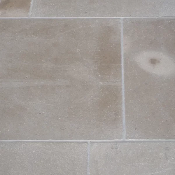 Kamienne płytki wapienne w odcieniach szarości do kuchni, łazienki, salonu, na schody, na parapety, na kominki, na zewnątrz, na elewacje. Kamień od producenta, Hurtownia Kamienia, #wapień #trawertyn #Kalksteinfliesen #KalkakmenioPlytelės #VápencovéDlaždice #KaļķakmensFlīzes #PaekiviPlaadid #retro #vintage #antyk #zabytek #limestone