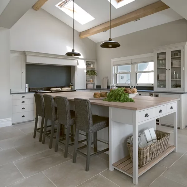 Kamienne płytki wapienne w odcieniach szarości do kuchni, łazienki, salonu, na schody, na parapety, na kominki, na zewnątrz, na elewacje. Kamień od producenta, Hurtownia Kamienia, #wapień #trawertyn #Kalksteinfliesen #KalkakmenioPlytelės #VápencovéDlaždice #KaļķakmensFlīzes #PaekiviPlaadid #retro #vintage #antyk #zabytek #limestone