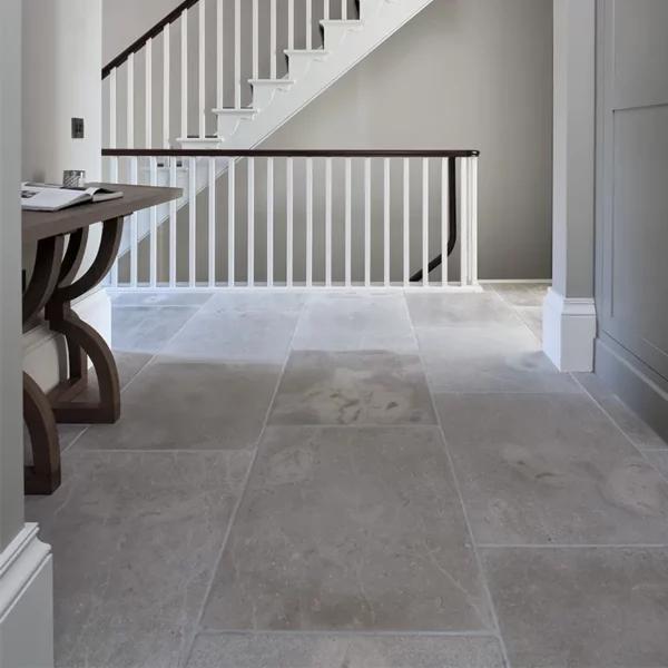 Kamienne płytki wapienne w odcieniach szarości do kuchni, łazienki, salonu, na schody, na parapety, na kominki, na zewnątrz, na elewacje. Kamień od producenta, Hurtownia Kamienia, #wapień #trawertyn #Kalksteinfliesen #KalkakmenioPlytelės #VápencovéDlaždice #KaļķakmensFlīzes #PaekiviPlaadid #retro #vintage #antyk #zabytek #limestone