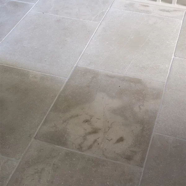 Kamienne płytki wapienne w odcieniach szarości do kuchni, łazienki, salonu, na schody, na parapety, na kominki, na zewnątrz, na elewacje. Kamień od producenta, Hurtownia Kamienia, #wapień #trawertyn #Kalksteinfliesen #KalkakmenioPlytelės #VápencovéDlaždice #KaļķakmensFlīzes #PaekiviPlaadid #retro #vintage #antyk #zabytek #limestone