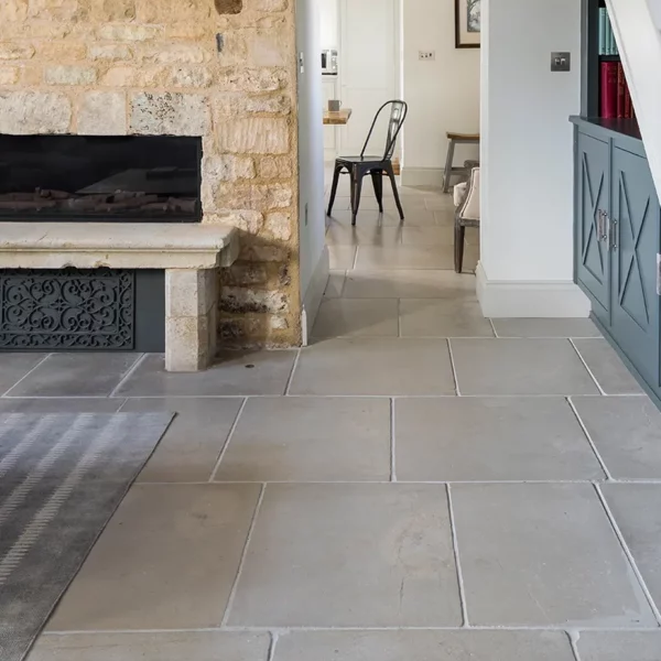 Kamienne płytki wapienne w odcieniach szarości do kuchni, łazienki, salonu, na schody, na parapety, na kominki, na zewnątrz, na elewacje. Kamień od producenta, Hurtownia Kamienia, #wapień #trawertyn #Kalksteinfliesen #KalkakmenioPlytelės #VápencovéDlaždice #KaļķakmensFlīzes #PaekiviPlaadid #retro #vintage #antyk #zabytek #limestone