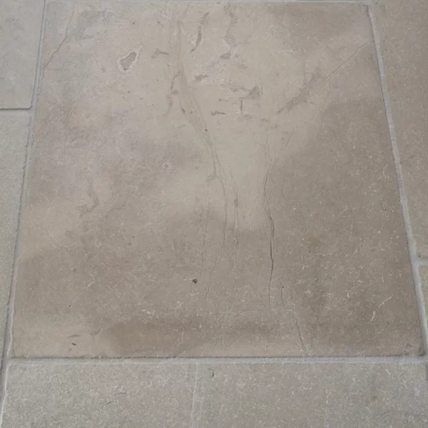 Kamienne płytki wapienne w odcieniach szarości do kuchni, łazienki, salonu, na schody, na parapety, na kominki, na zewnątrz, na elewacje. Kamień od producenta, Hurtownia Kamienia, #wapień #trawertyn #Kalksteinfliesen #KalkakmenioPlytelės #VápencovéDlaždice #KaļķakmensFlīzes #PaekiviPlaadid #retro #vintage #antyk #zabytek #limestone