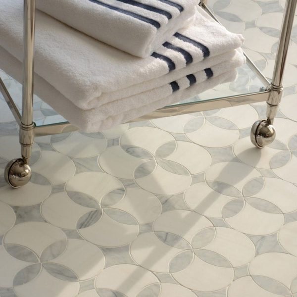 Marmurowa mozaika biało szara w kwaity water jet Urbo Stone Constantine White parkiet kamienny Marmormosaik Steinmosaik