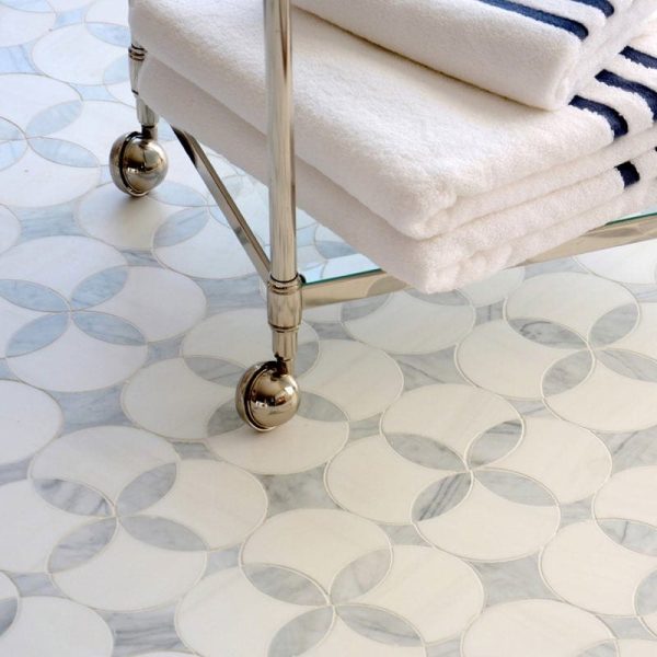 Marmurowa mozaika biało szara w kwaity water jet Urbo Stone Constantine White parkiet kamienny Marmormosaik Steinmosaik