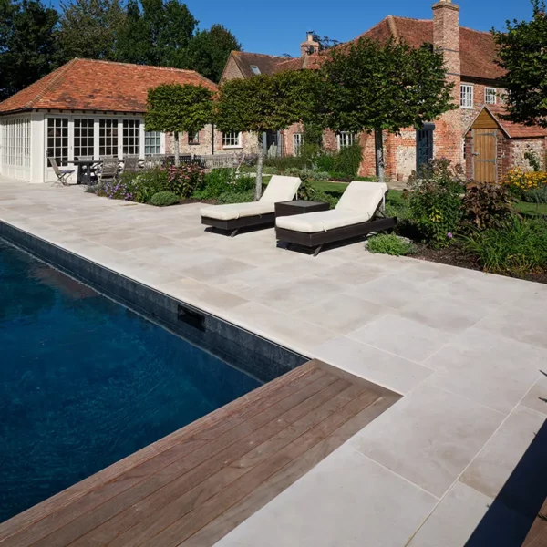 Wapien Bezowe Plytki wapienne Dee Piaskowane antyposlizgowe basenowe postarzane bebnowane hurtownia kamienia Mia Urbo Limestone tiles Kalkstein Fliesen vapencove dlazby Kalkakmeni