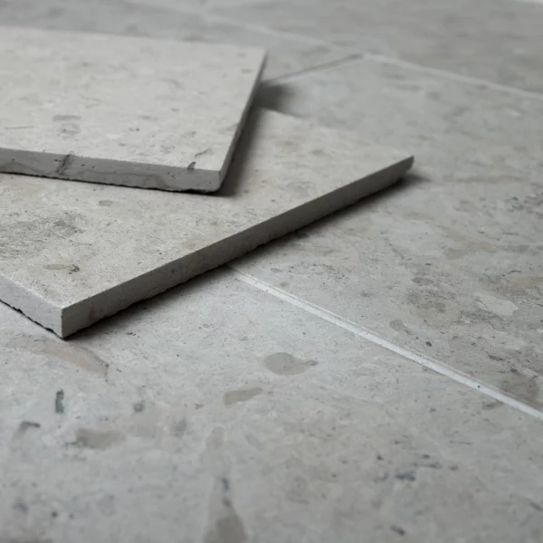 Wapień - Płytki kamienne szare wapienne matowe elewacyjne na ścianę podłogę kamień tarasowy na zewnątrz do kuchni łazienki salonu holu restauracji hotelu Limestone kalksteinfliese naturstein vápencovádlažba Nordisk Storm Mia Urbo Stone Hurtownia Kamienia Warszawa Lódź Gdańsk Kraków Wrocław Katowice Szczecin Poznań