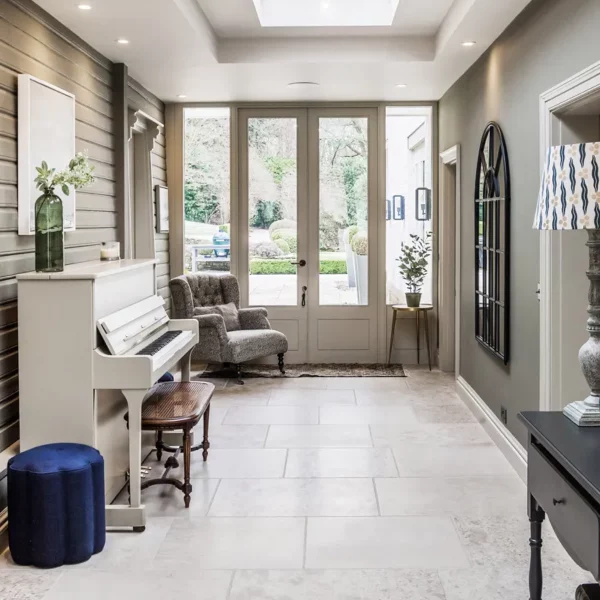 Wapień - Płytki kamienne szare wapienne matowe postarzane antykowane klasyczne vintage tarasowe na zewnątrz rustykalne do kuchni łazienki salonu holu restauracji hotelu Limestone kalksteinfliese naturstein antik naturstein vápencovádlažba Mia Urbo Stone Hurtownia Kamienia Warszawa Lodz Gdansk Krakow Wrocław Katowice Szczecin CLYDE