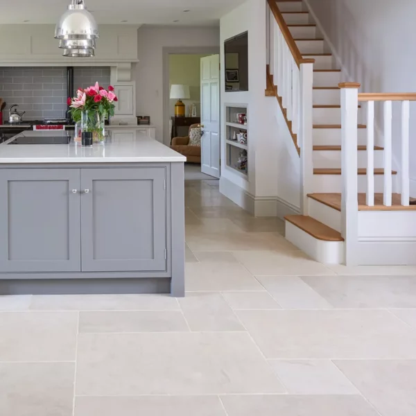 Wapień - Płytki kamienne szare wapienne matowe postarzane antykowane klasyczne vintage tarasowe na zewnątrz rustykalne do kuchni łazienki salonu holu restauracji hotelu Limestone kalksteinfliese naturstein antik naturstein vápencovádlažba Mia Urbo Stone Hurtownia Kamienia Warszawa Lodz Gdansk Krakow Wrocław Katowice Szczecin CLYDE