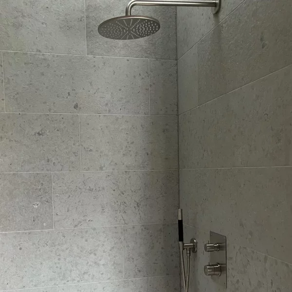 Wapień - Płytki kamienne szare wapienne matowe postarzane antykowane klasyczne vintage tarasowe na zewnątrz rustykalne do kuchni łazienki salonu holu restauracji hotelu Limestone kalksteinfliese naturstein antik naturstein vápencovádlažba Nordisk Storm Raw Antique Mia Urbo Stone Hurtownia Kamienia Warszawa Lodz Gdansk Krakow Wrocław Katowice Szczecin